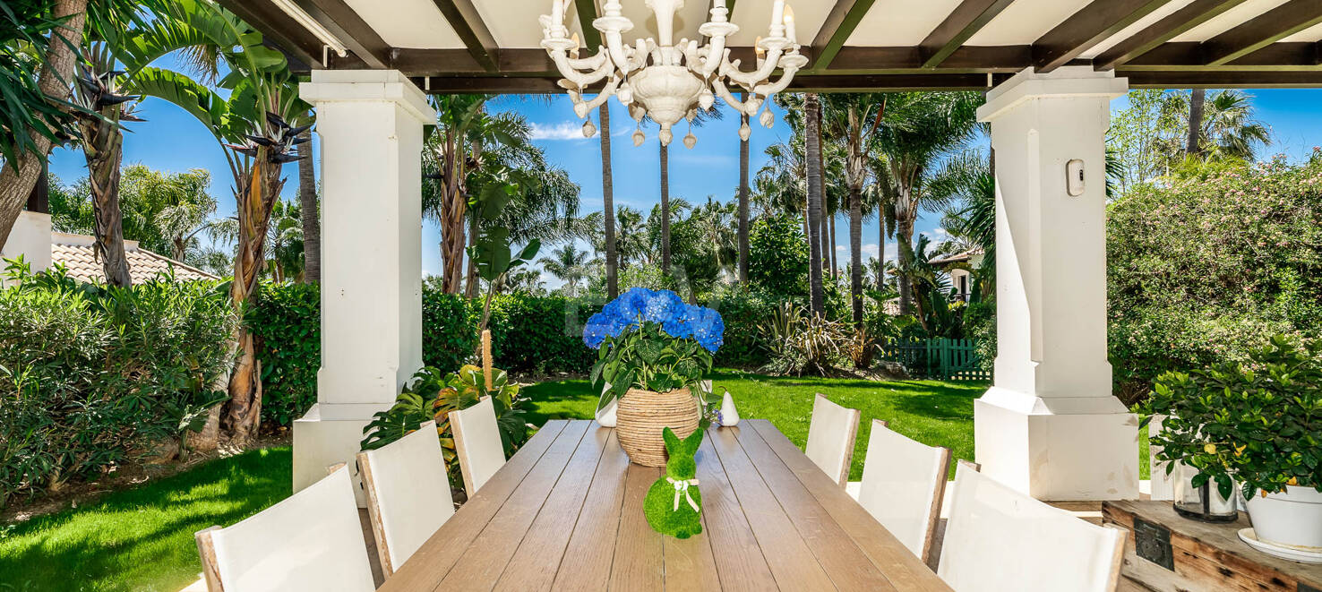 Klassische elegante Villa mit Meerblick. Preise ab 10,500 € pro Woche