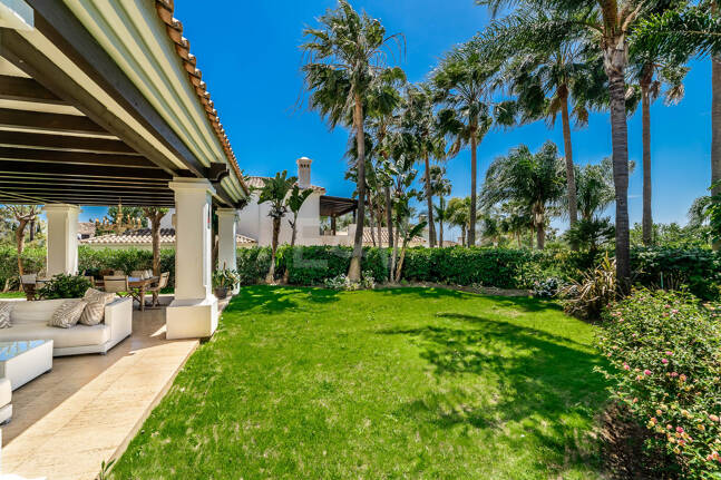 Klassische elegante Villa mit Meerblick. Preise ab 10,500 € pro Woche