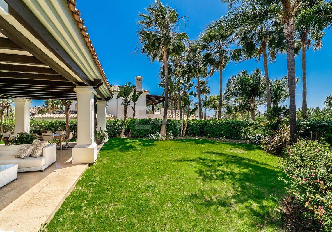Klassische elegante Villa mit Meerblick. Preise ab 10,500 € pro Woche