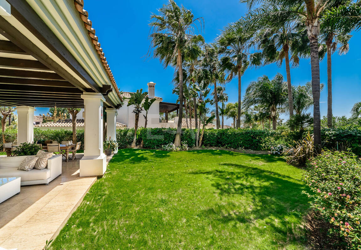 Klassische elegante Villa mit Meerblick. Preise ab 10,500 € pro Woche