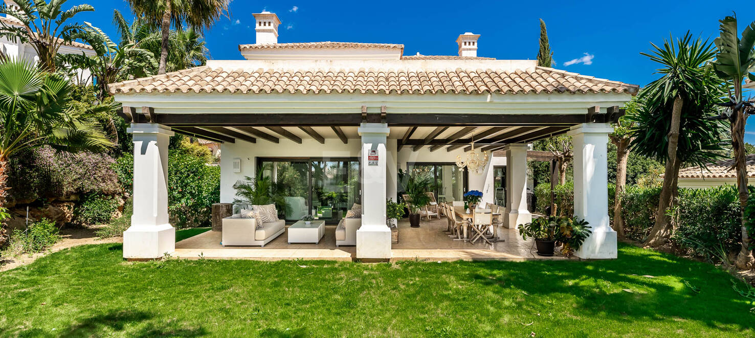 Klassische elegante Villa mit Meerblick. Preise ab 10,500 € pro Woche