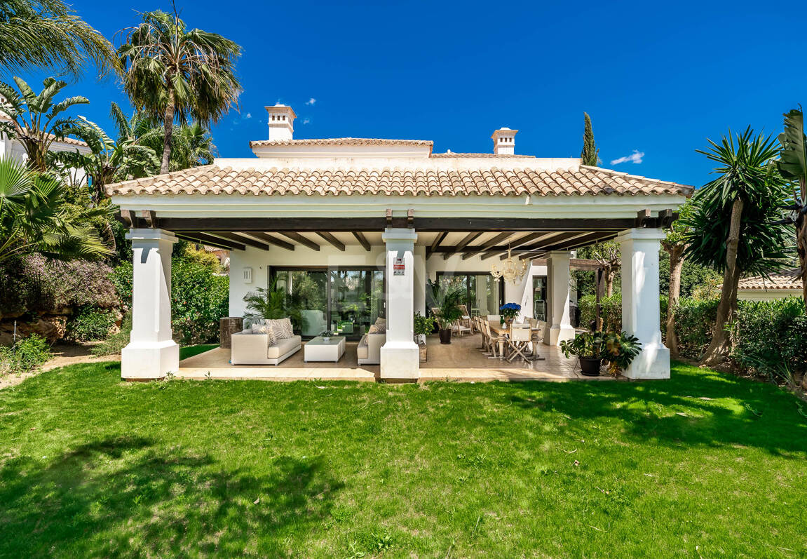 Klassische elegante Villa mit Meerblick. Preise ab 10,500 € pro Woche