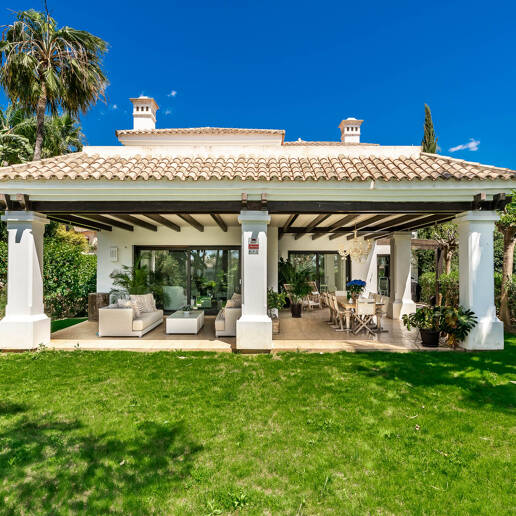 Klassische elegante Villa mit Meerblick. Preise ab 10,500 € pro Woche