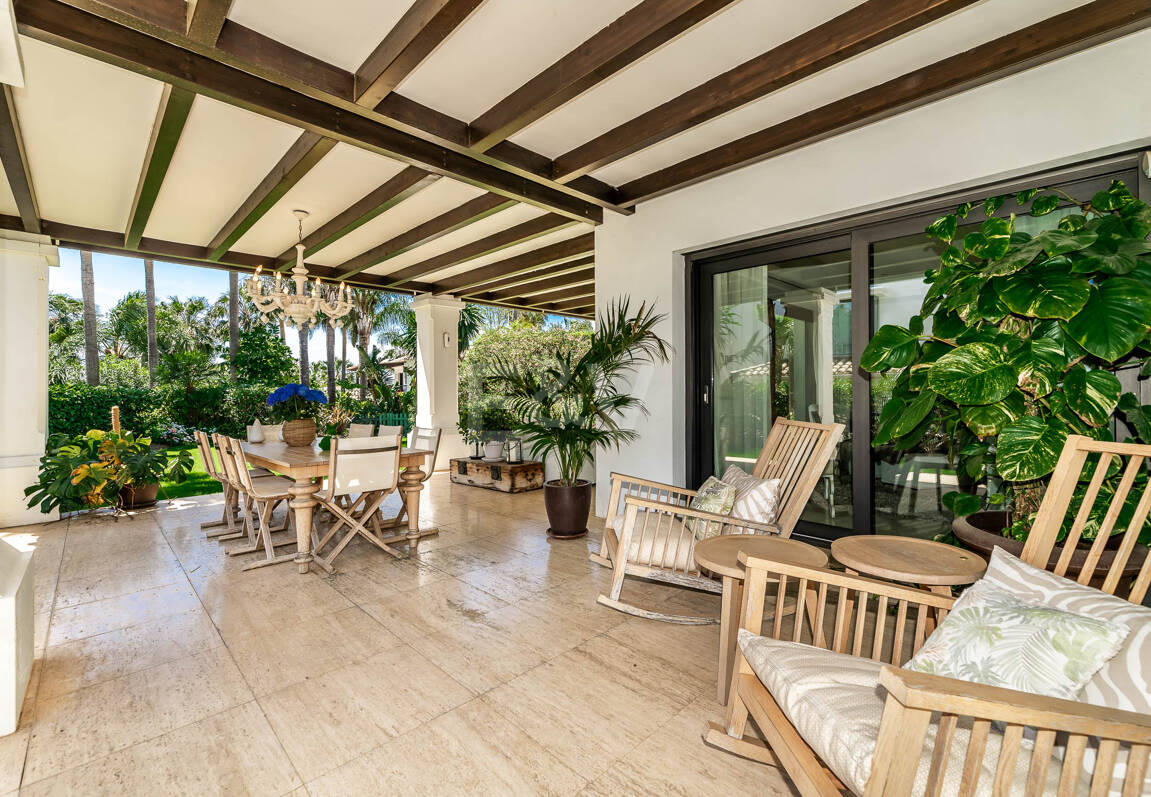 Klassische elegante Villa mit Meerblick. Preise ab 10,500 € pro Woche