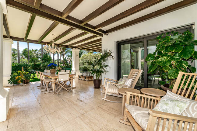 Klassische elegante Villa mit Meerblick. Preise ab 10,500 € pro Woche