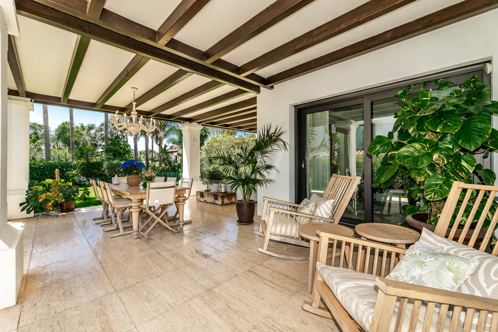 Klassische elegante Villa mit Meerblick. Preise ab 10,500 € pro Woche