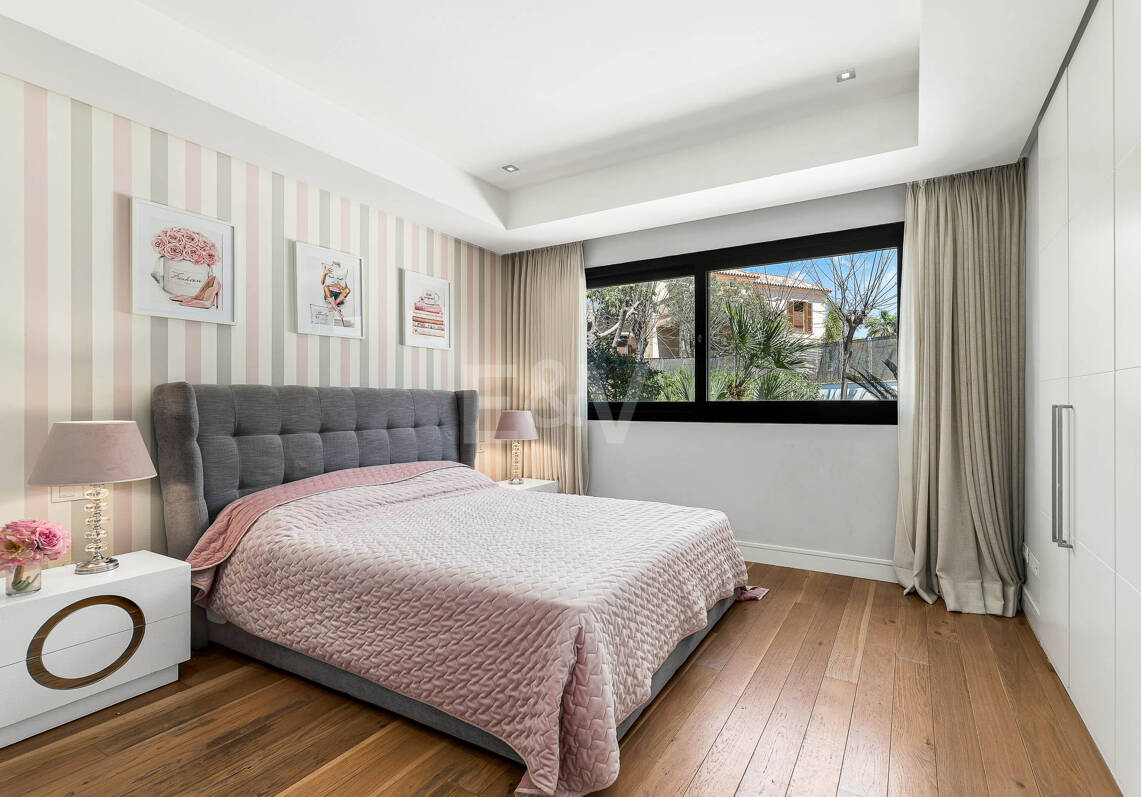 Klassische elegante Villa mit Meerblick. Preise ab 10,500 € pro Woche