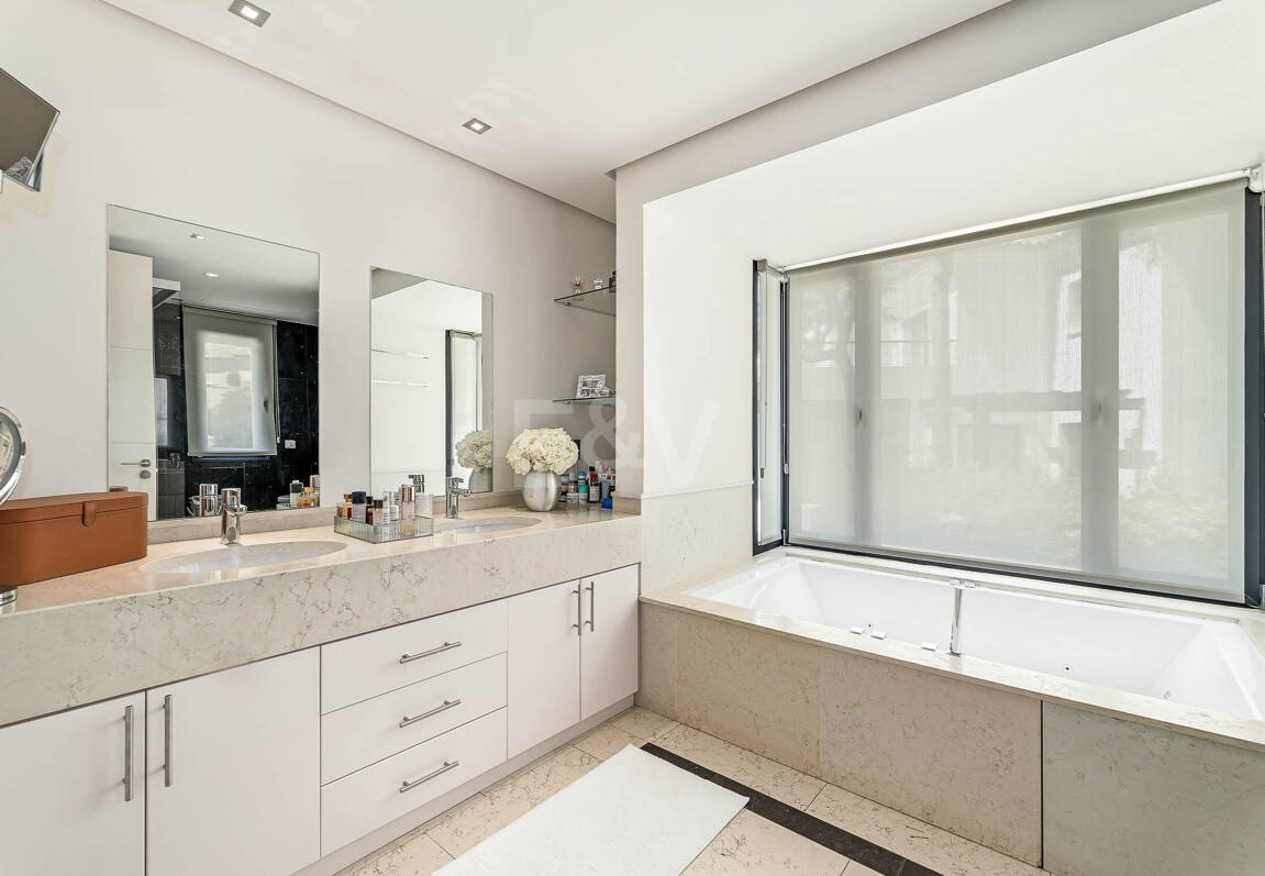 Klassische elegante Villa mit Meerblick. Preise ab 10,500 € pro Woche