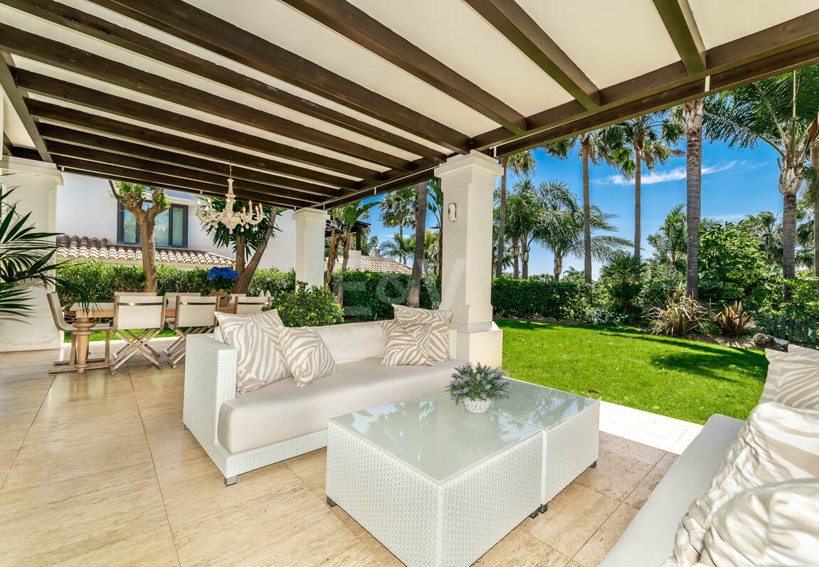 Klassische elegante Villa mit Meerblick. Preise ab 10,500 € pro Woche