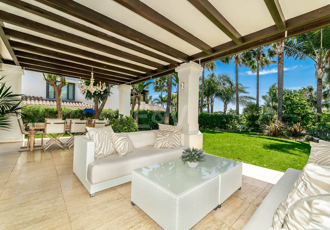 Klassische elegante Villa mit Meerblick. Preise ab 10,500 € pro Woche