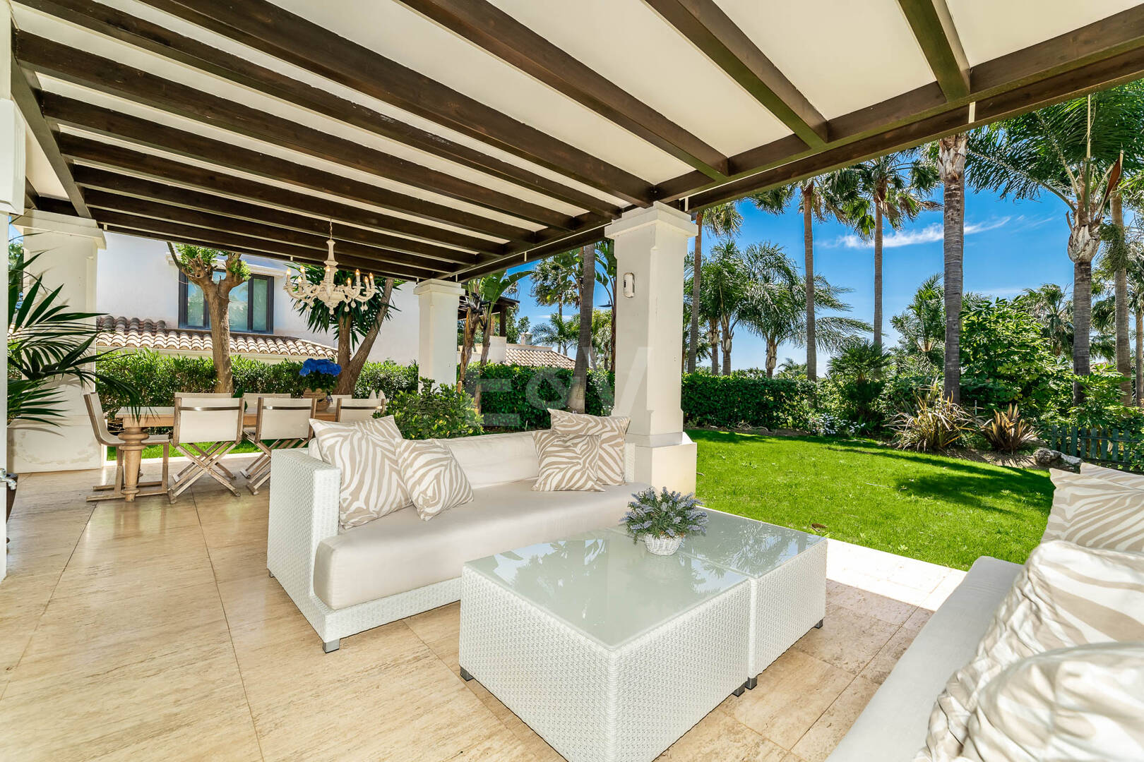 Klassische elegante Villa mit Meerblick. Preise ab 10,500 € pro Woche