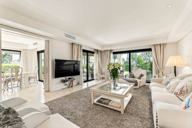 Klassische elegante Villa mit Meerblick. Preise ab 10,500 € pro Woche