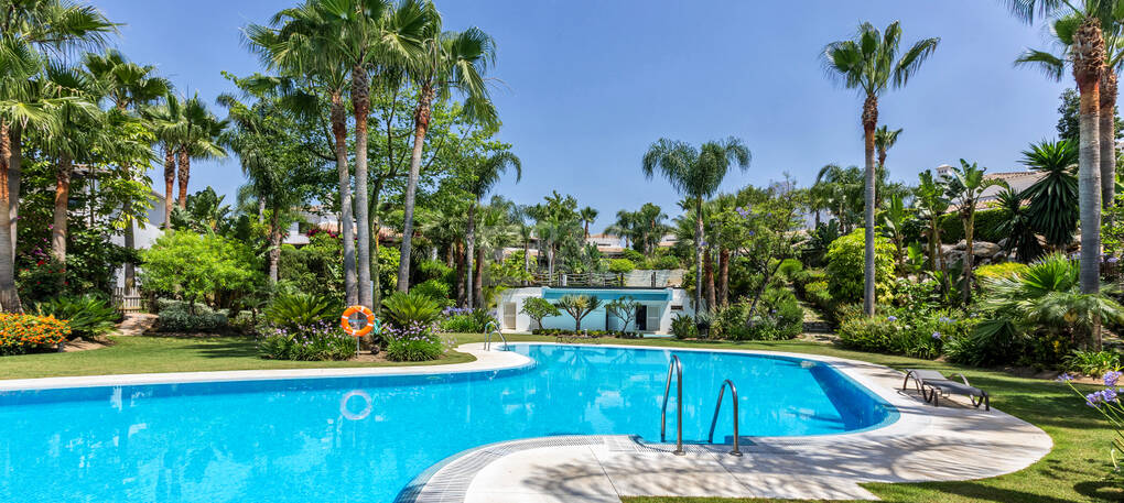 Klassische elegante Villa mit Meerblick. Preise ab 10,500 € pro Woche