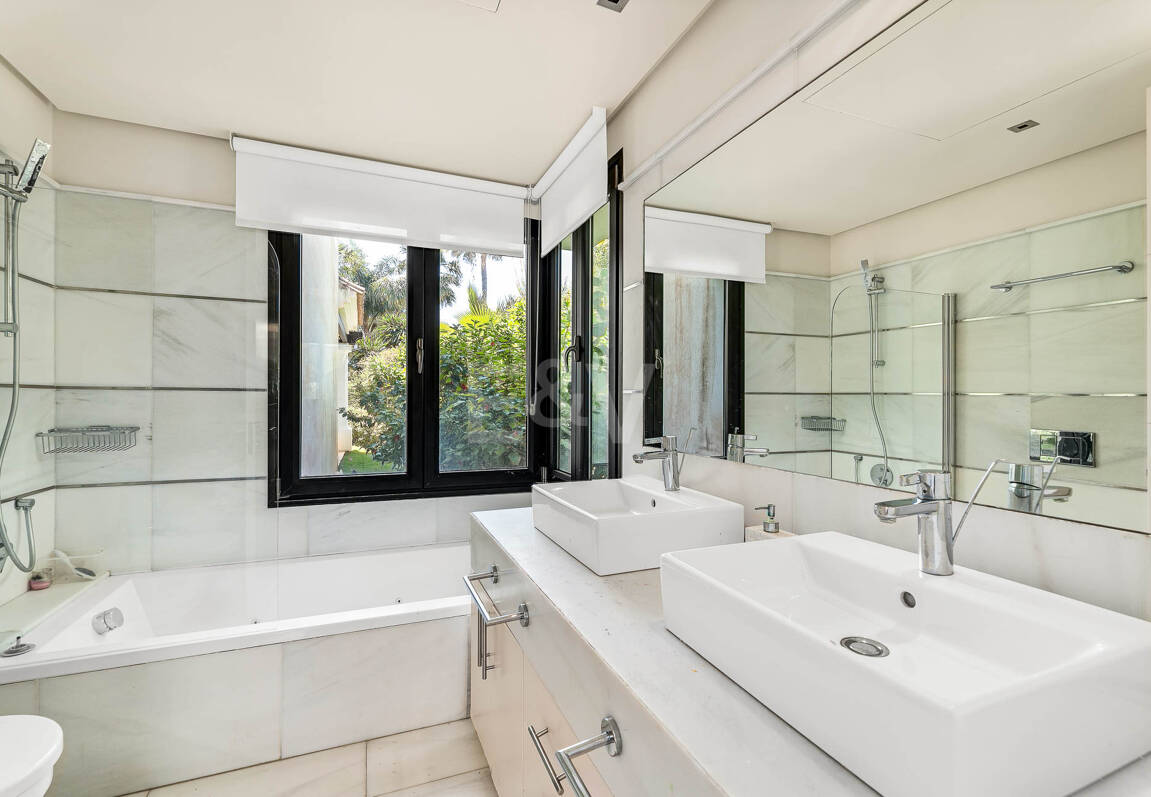 Klassische elegante Villa mit Meerblick. Preise ab 10,500 € pro Woche