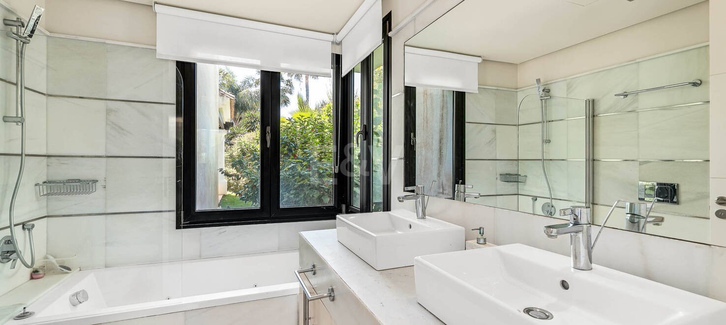 Klassische elegante Villa mit Meerblick. Preise ab 10,500 € pro Woche
