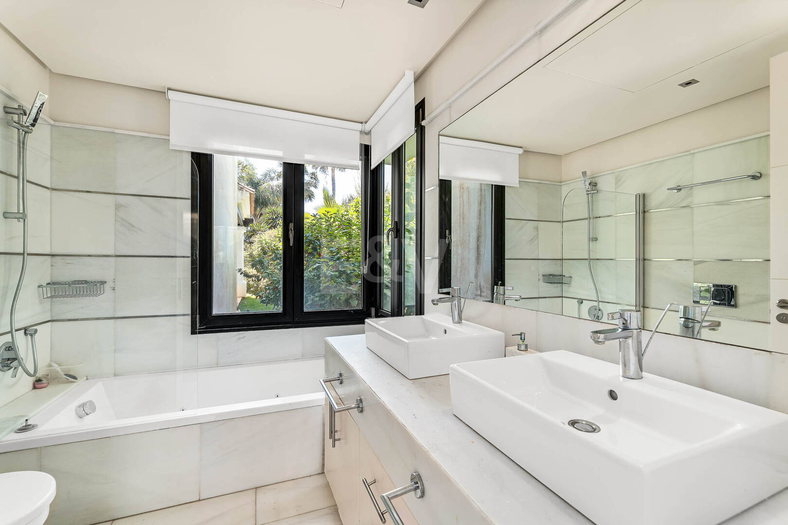 Klassische elegante Villa mit Meerblick. Preise ab 10,500 € pro Woche