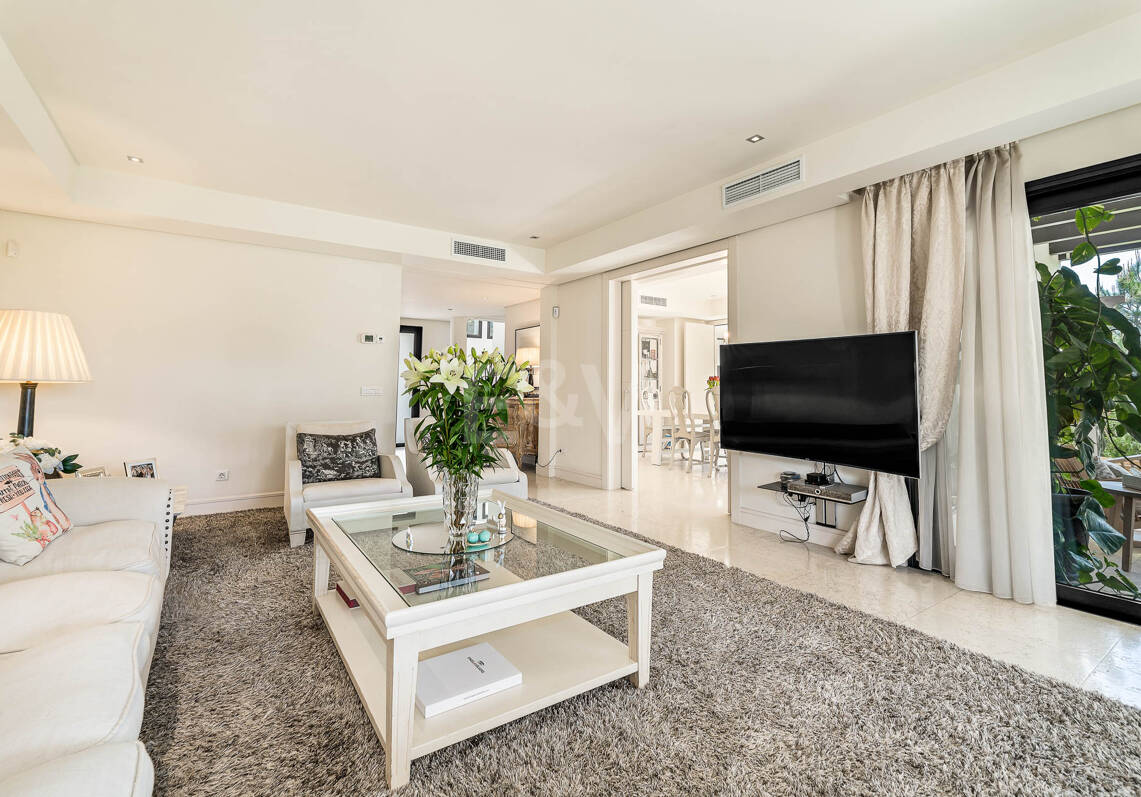 Klassische elegante Villa mit Meerblick. Preise ab 10,500 € pro Woche