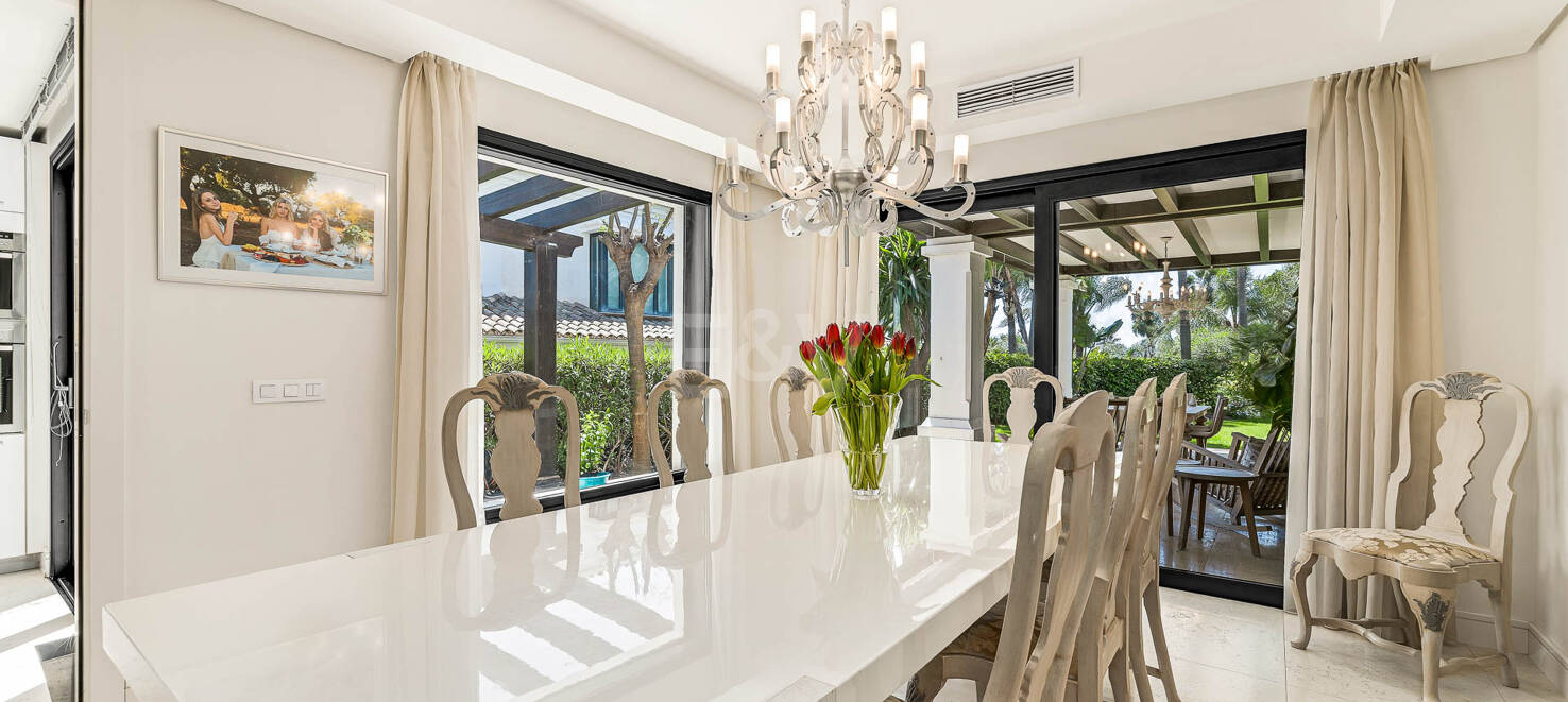 Klassische elegante Villa mit Meerblick. Preise ab 10,500 € pro Woche