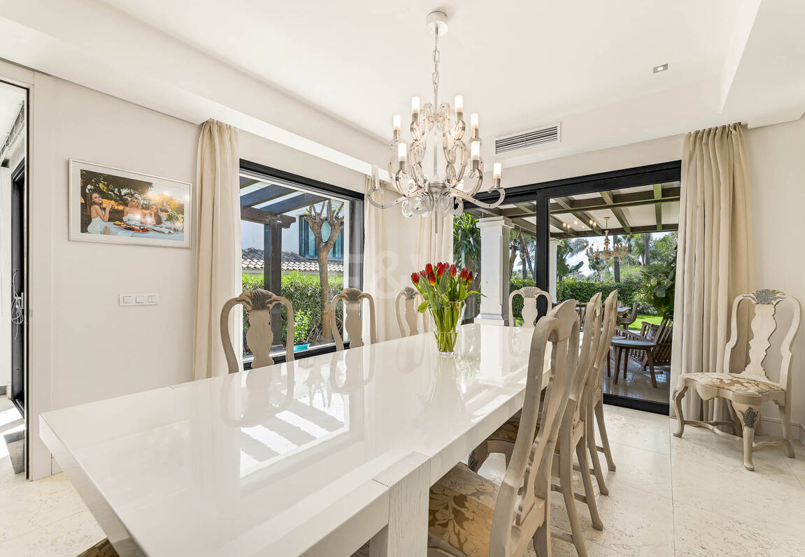 Klassische elegante Villa mit Meerblick. Preise ab 10,500 € pro Woche