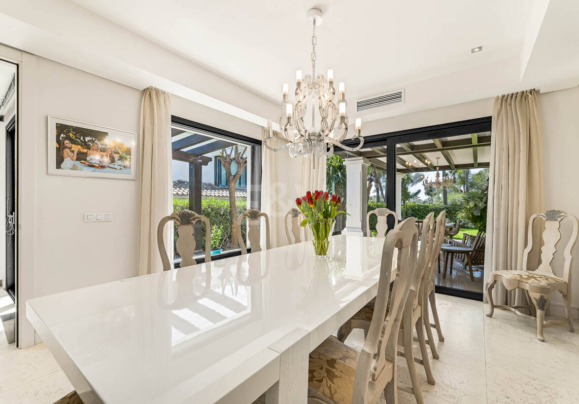 Klassische elegante Villa mit Meerblick. Preise ab 10,500 € pro Woche