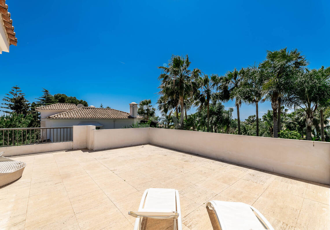 Klassische elegante Villa mit Meerblick. Preise ab 10,500 € pro Woche
