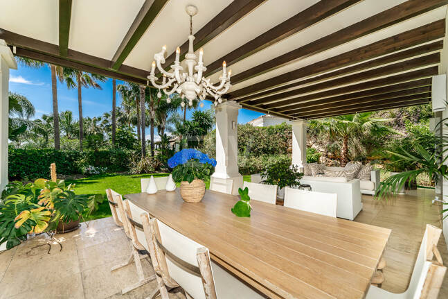 Klassische elegante Villa mit Meerblick. Preise ab 10,500 € pro Woche