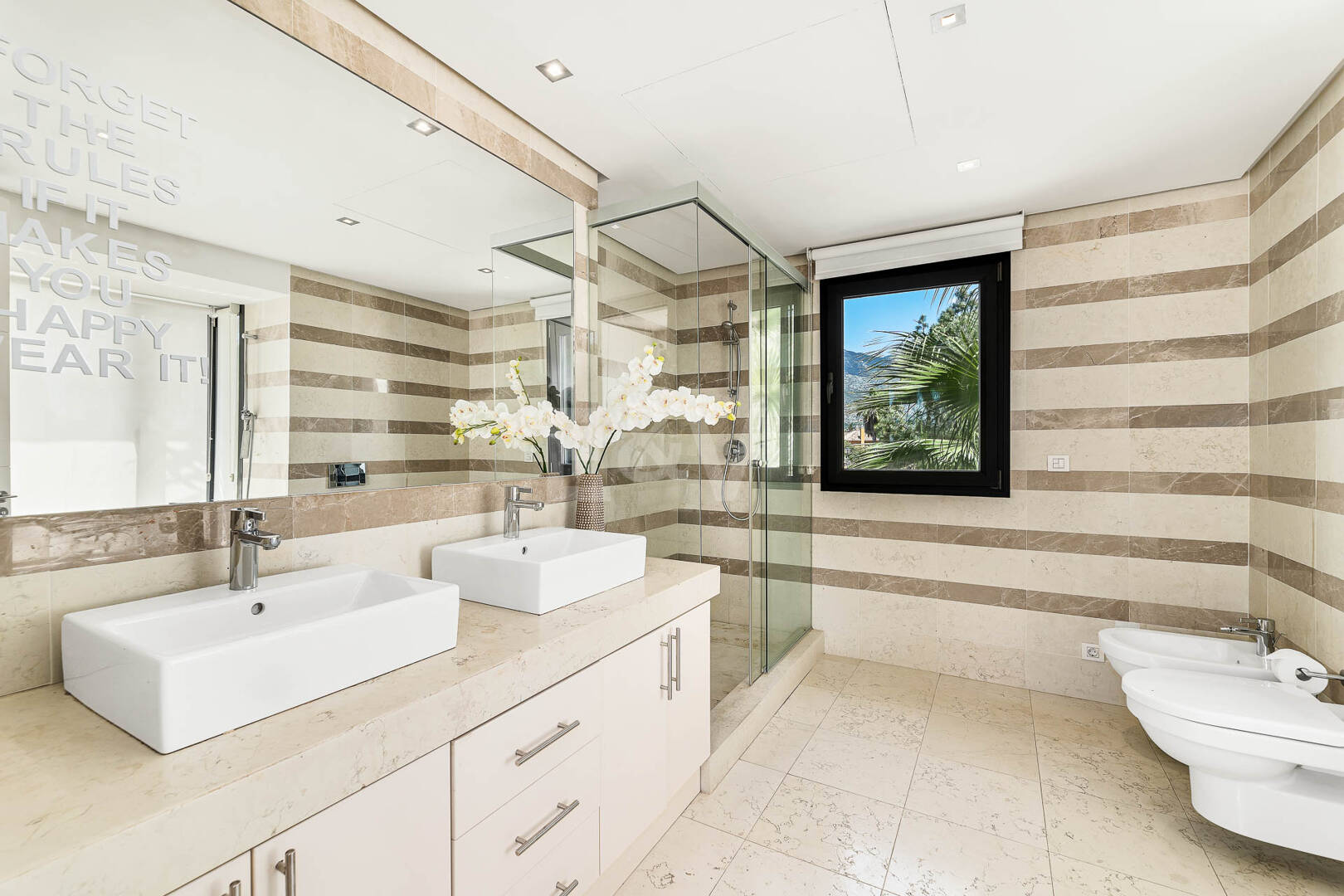 Klassische elegante Villa mit Meerblick. Preise ab 10,500 € pro Woche