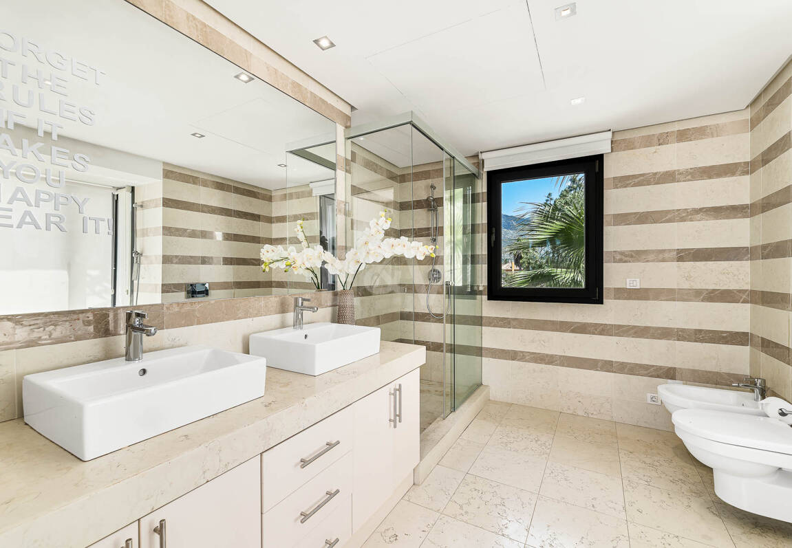 Klassische elegante Villa mit Meerblick. Preise ab 10,500 € pro Woche