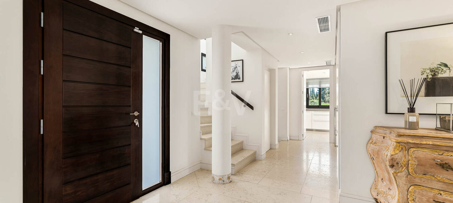 Klassische elegante Villa mit Meerblick. Preise ab 10,500 € pro Woche