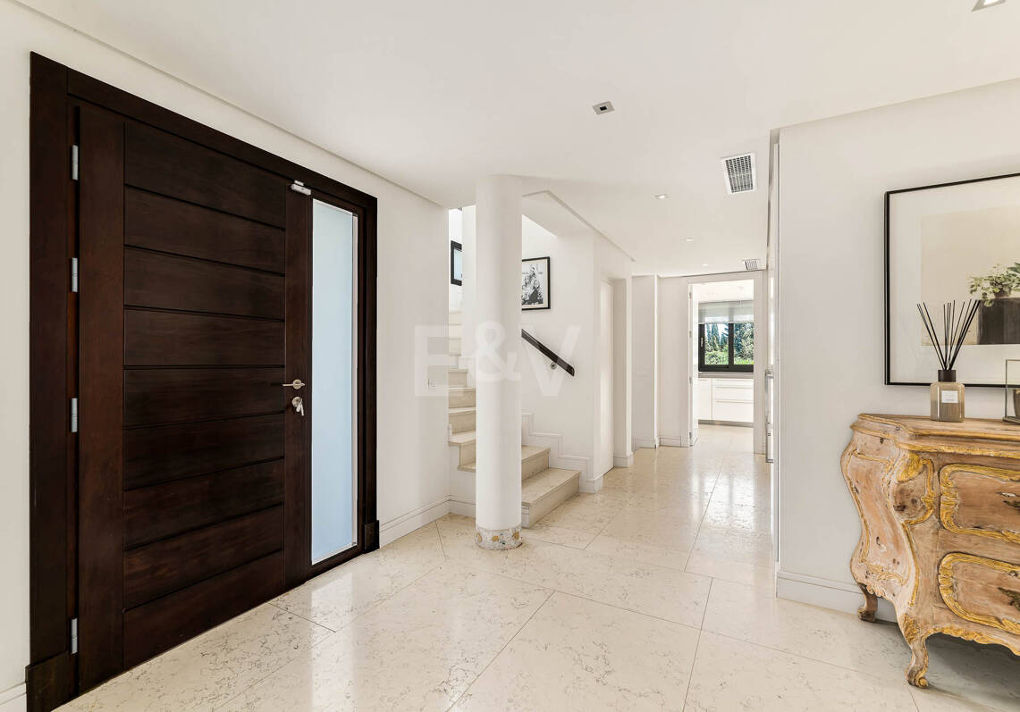 Klassische elegante Villa mit Meerblick. Preise ab 10,500 € pro Woche