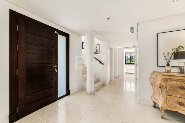 Klassische elegante Villa mit Meerblick. Preise ab 10,500 € pro Woche