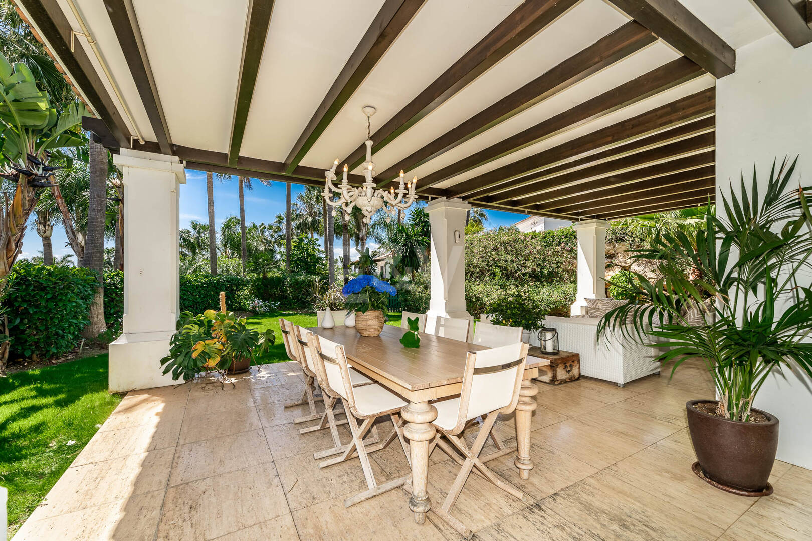 Klassische elegante Villa mit Meerblick. Preise ab 10,500 € pro Woche