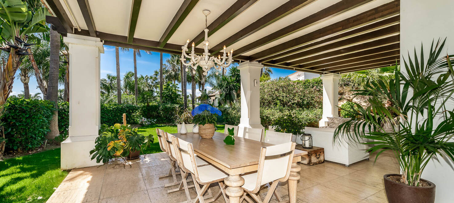 Klassische elegante Villa mit Meerblick. Preise ab 10,500 € pro Woche