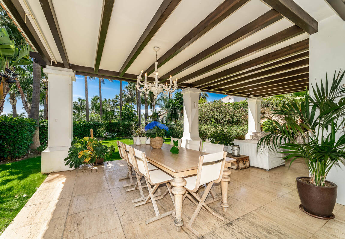 Klassische elegante Villa mit Meerblick. Preise ab 10,500 € pro Woche