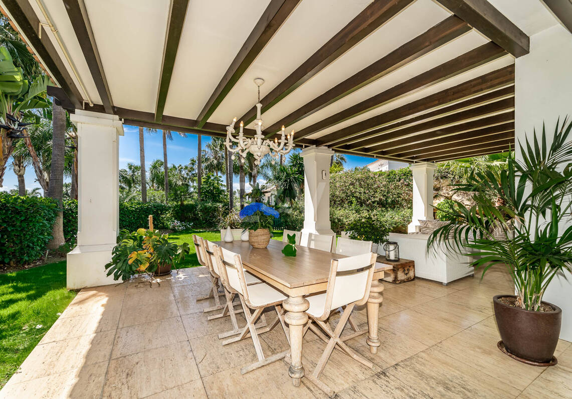 Klassische elegante Villa mit Meerblick. Preise ab 10,500 € pro Woche