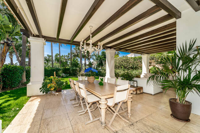 Klassische elegante Villa mit Meerblick. Preise ab 10,500 € pro Woche