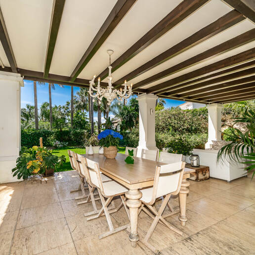 Klassische elegante Villa mit Meerblick. Preise ab 10,500 € pro Woche