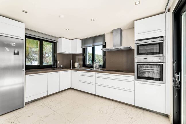 Klassische elegante Villa mit Meerblick. Preise ab 10,500 € pro Woche