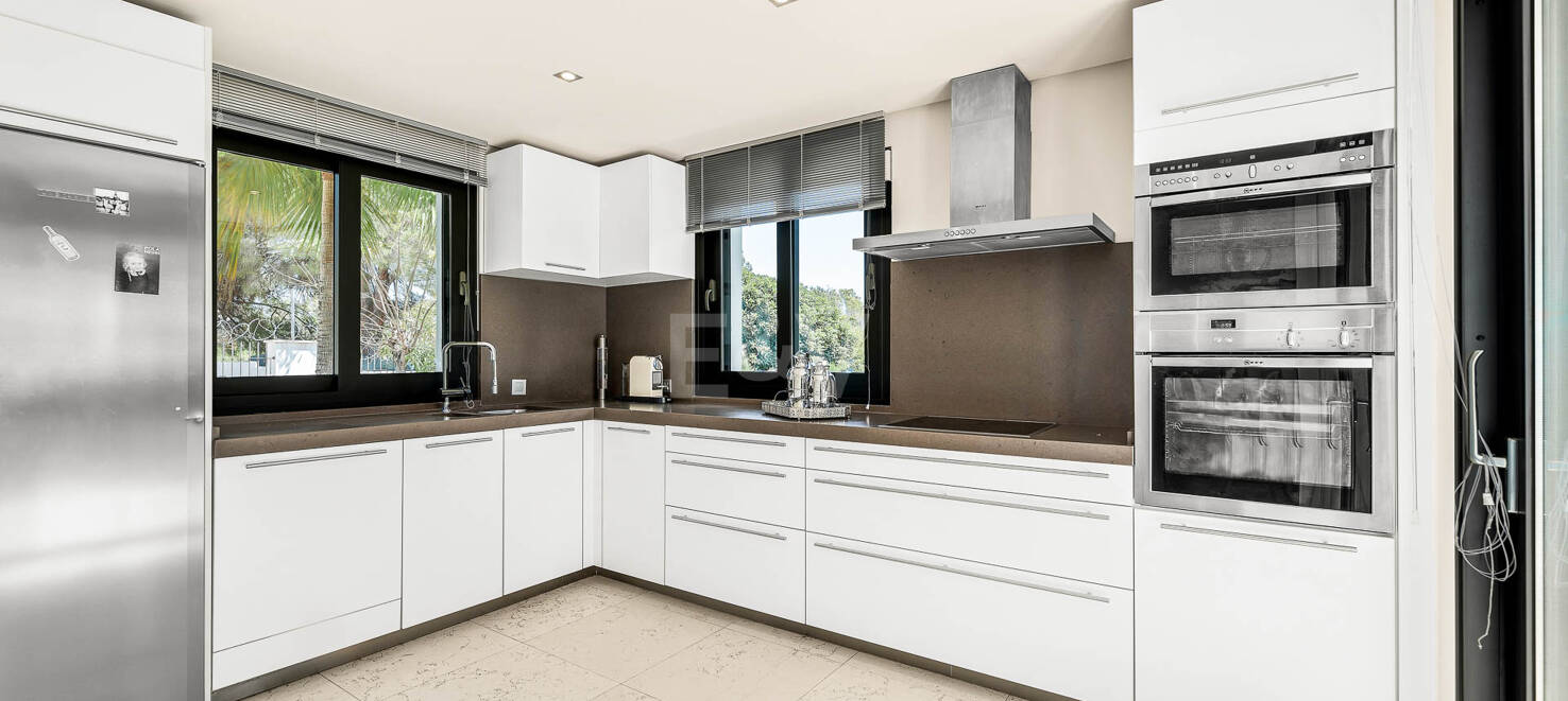 Klassische elegante Villa mit Meerblick. Preise ab 10,500 € pro Woche