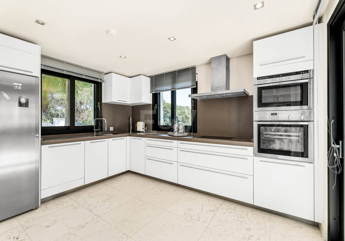 Klassische elegante Villa mit Meerblick. Preise ab 10,500 € pro Woche