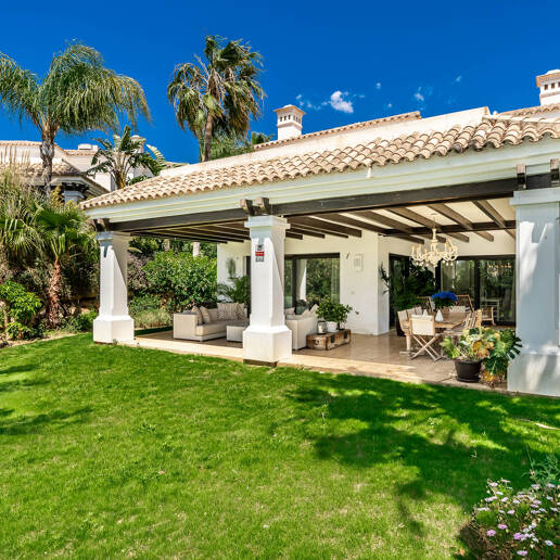 Klassische elegante Villa mit Meerblick. Preise ab 10,500 € pro Woche