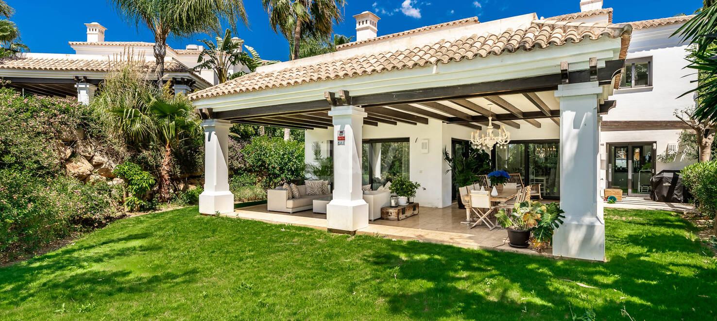 Klassische elegante Villa mit Meerblick. Preise ab 10,500 € pro Woche