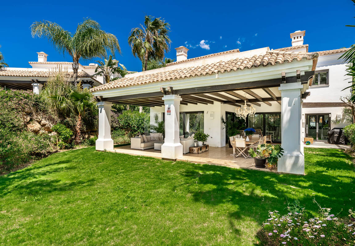 Klassische elegante Villa mit Meerblick. Preise ab 10,500 € pro Woche