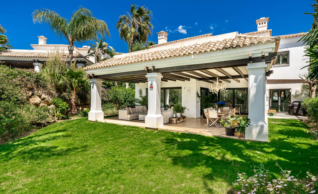 Elegante villa clásica con vistas al mar. Precio a partir de €10,500 por semana