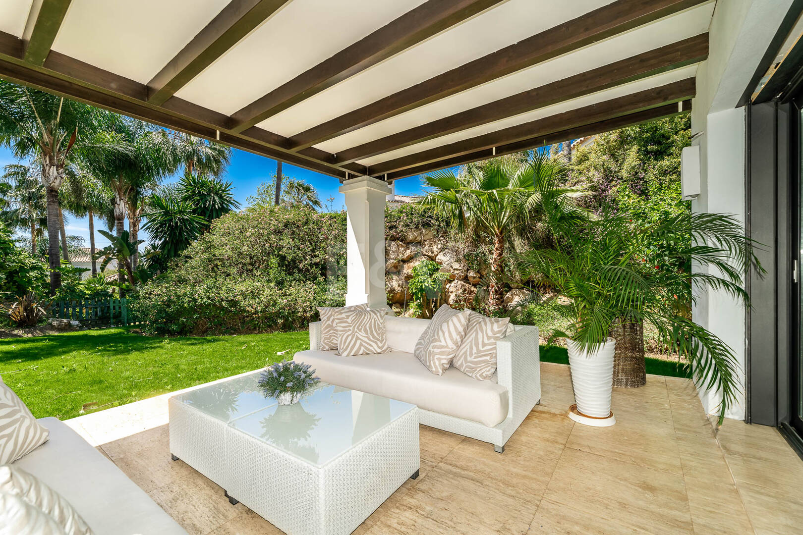 Klassische elegante Villa mit Meerblick. Preise ab 10,500 € pro Woche