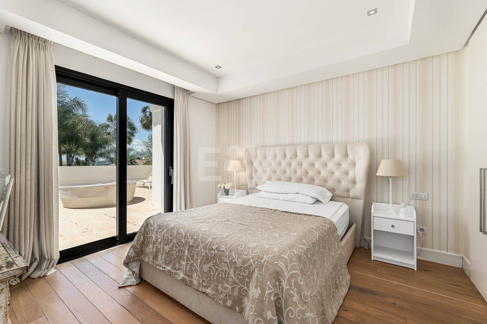 Klassische elegante Villa mit Meerblick. Preise ab 10,500 € pro Woche