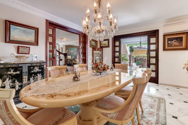 Villa en una tranquila urbanización al lado de la ciudad de Marbella