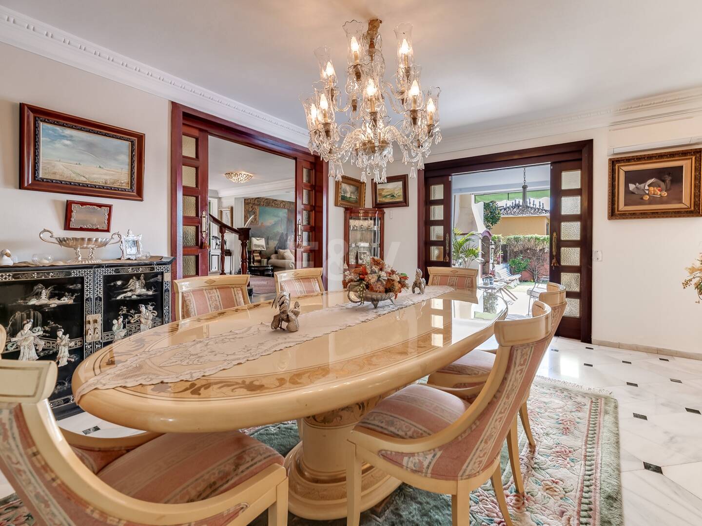 Villa i en lugn urbanisering bredvid Marbella City