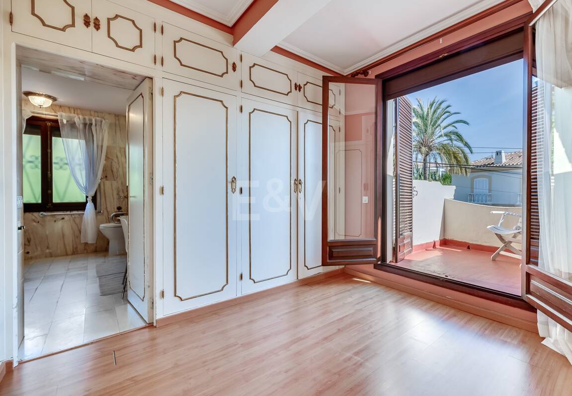 Villa en una tranquila urbanización al lado de la ciudad de Marbella