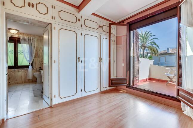 Villa en una tranquila urbanización al lado de la ciudad de Marbella